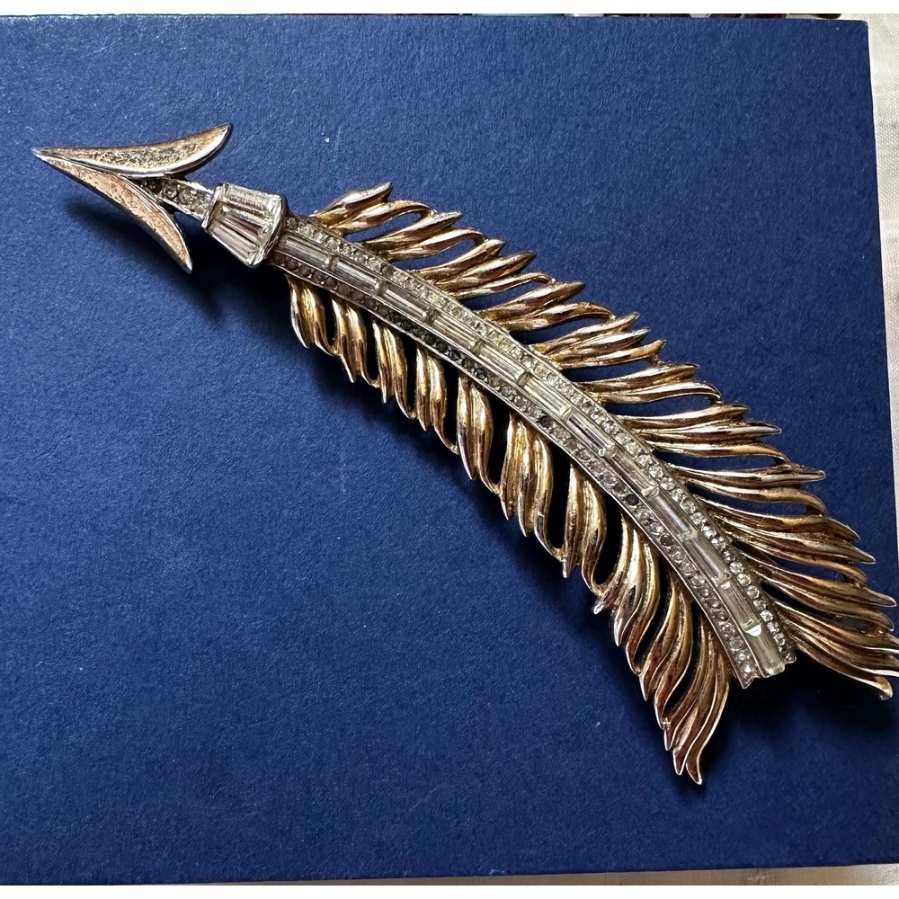 Crown Trifari Alfred Philippe Feather Arrow Brooch gold tone & rhinestones‎